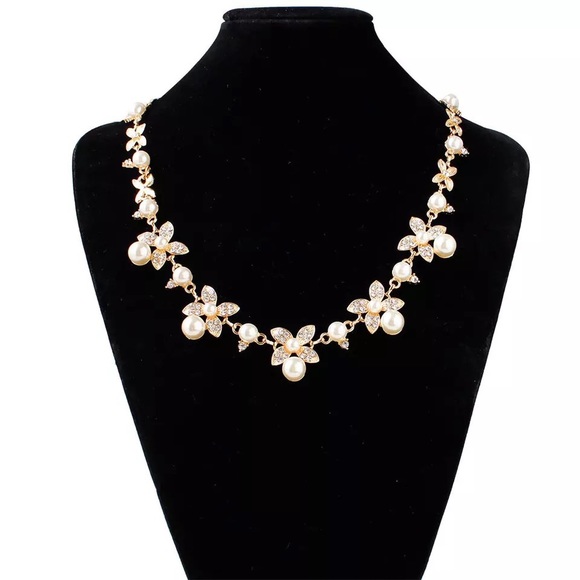 Jewelry - Faux pearl necklace
